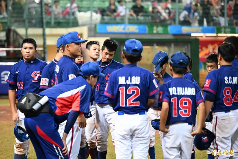 
U12 世界盃棒球賽 賽程異動+直播資訊，雨神攪局導致賽程異動  

✔️ **社群標籤規則：**  
若提供了社群結尾詞，可加在標題的最後，例如：  
U12 世界盃棒球賽 賽程異動+直播資訊，雨神攪局導致賽程異動 #U12棒球