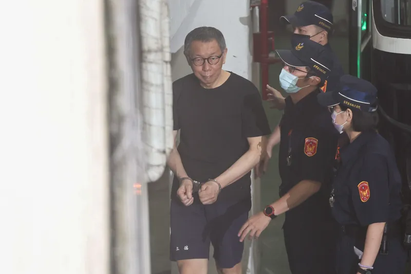 柯文哲出庭摔水瓶怒飆檢察官，絕不屈服賴清德