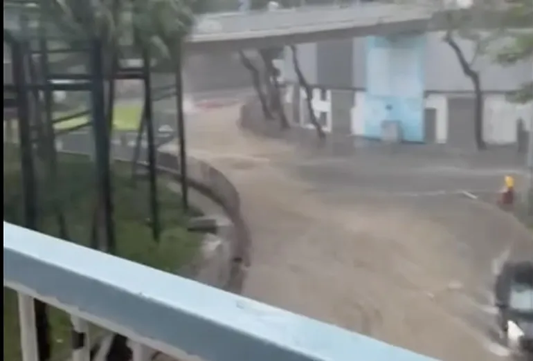 水浸 黑雨多區嚴重受災，西貢村屋水淹及膝兩人被困