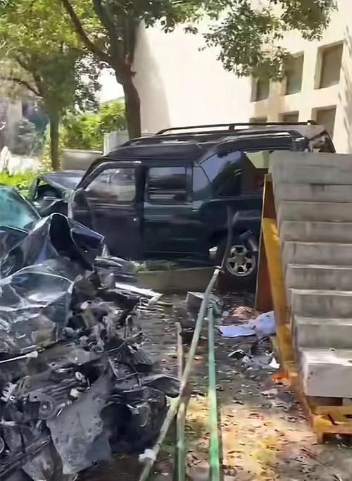 一、事件概述福州一汽车冲撞多人 导致2人死亡