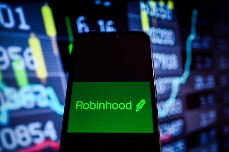 Robinhood Stock: Analyzing the 2025 Forecast and the Gold Card's Impact