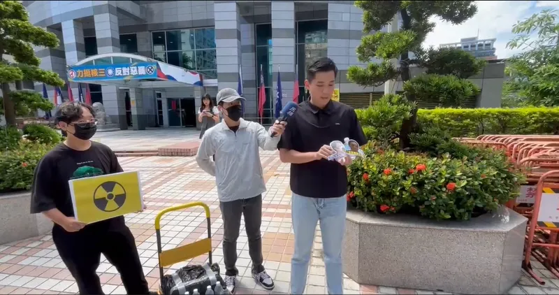 楊智伃 核料廢水喝打爆事件與823大罷免,國民黨轟綠「不出奧步就不會選舉」 PTT FB IG