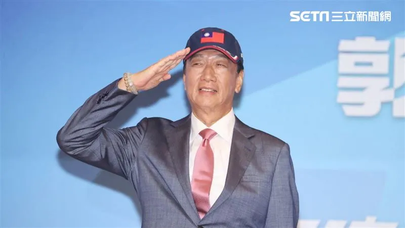 郭台銘 頭髮全白現身球場近照曝光，距退休價僅差一步 PTT