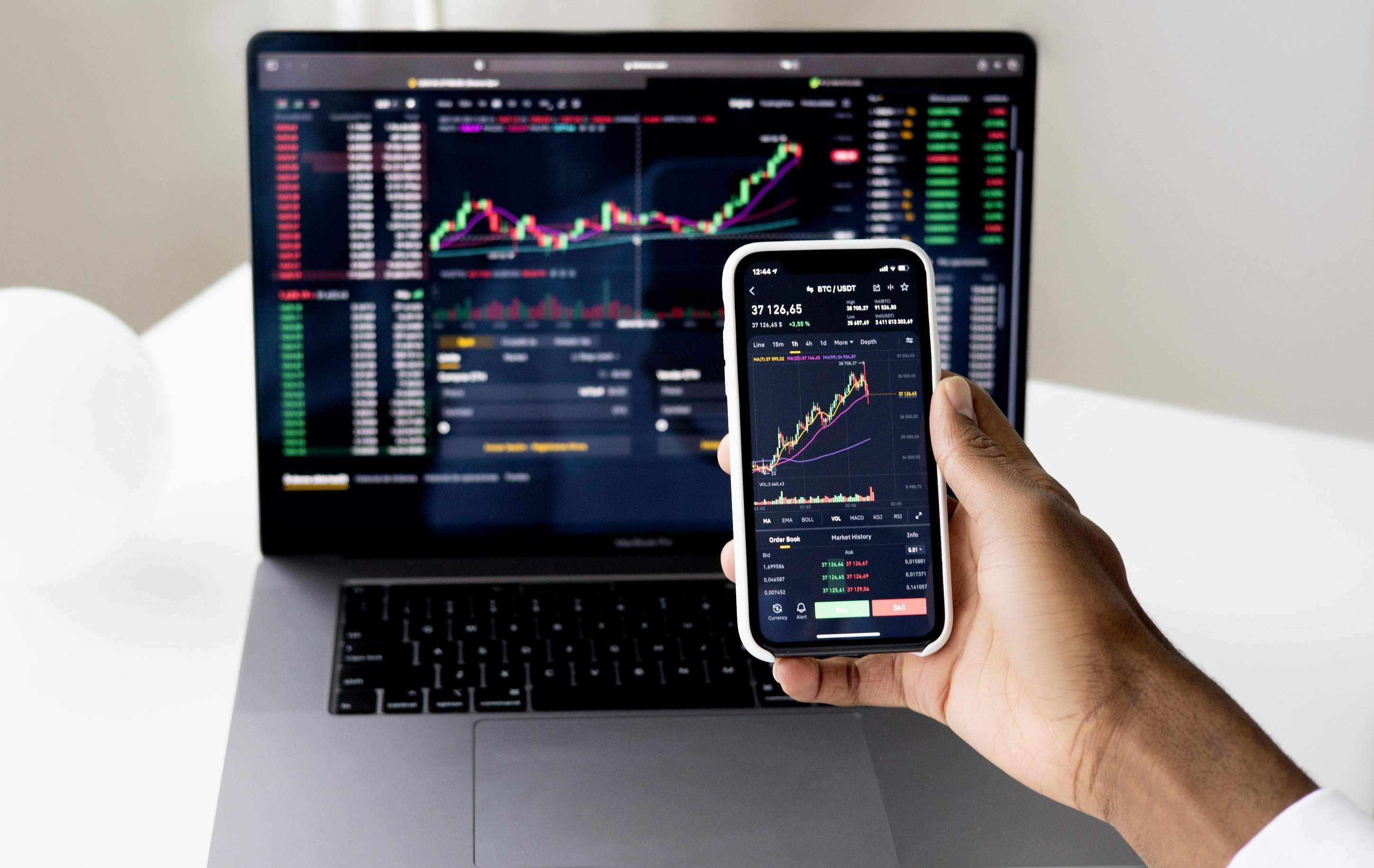 基金面值与公司股价的互动关系及投资策略